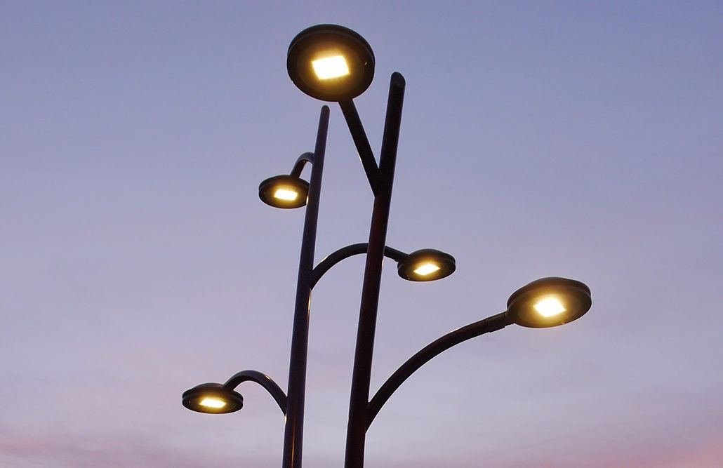 Korenmarkt Bergen op Zoom centrale lichtmast bij avond