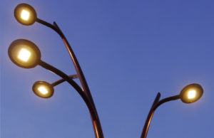 Korenmarkt Bergen op Zoom centrale lichtmast bij nacht